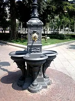 Diseño de las dos fuentes del paseo con motivos marinos y platos con patas de leones