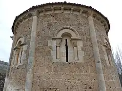 Ábside; se ven las columnas y las ventanas románicas