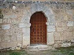 Puerta de acceso recuperada en la restauración. Muro oeste