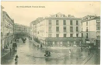 Fotografía antigua de la plaza. Se aprecia una de las fuentes que se instalaron para abastecer de agua a la zona
