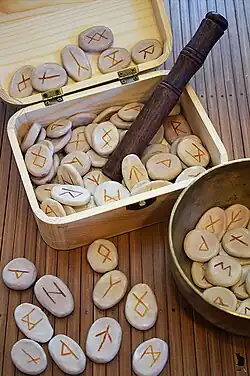 Inspirada en el alfabeto Futhark del norte de Europa y en las runas que se construyeron a partir de él.