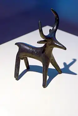 Pequeña escultura en bronce representando un ciervo de la cultura de Hallstatt datado entre el siglo VII y VI a. C.