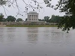 La rotonda desde el otro lado del río Wabash