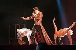 Gabriel cantando en la gira del Circo Splash en 2016.