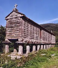 El hórreo es un granero elevado de Galicia, Asturias y Cantabria. En esta imagen aparece un hórreo gallego.