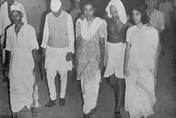 Tres generaciones de líderes indios: Mohandas Gandhi marcha apoyándose en Sri Pandit Jawaharlal Nehru e Indira Gandhi. Esta última no fue la única mujer que llegó a liderar uno de los nuevos países independizados en Asia (Golda Meir en Israel), antes que los países desarrollados donde la liberación de la mujer estaba más avanzada.