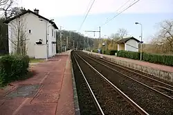 Les quais de la gare. À gauche, la voie 2 en direction de Corbeil-Essonnes. À droite, la voie 1 en direction de Melun.