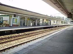 Vista del andén hacia Saint-Rémy-lès-Chevreuse desde el andén opuesto.