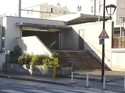 Entrada al sur de las vías, acceso este.