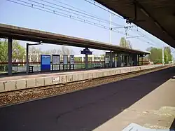 Andenes de la estación, a derecha en dirección de Choisy-le-Roi y de París.