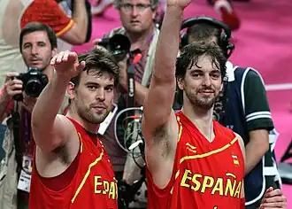 Dos baloncestistas españoles.