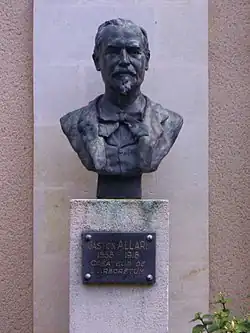 Busto de Gaston Allard..