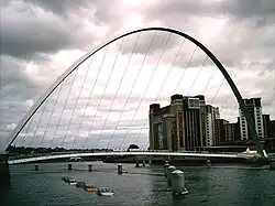 El puente cuando había automóviles en el río Tyne como parte de Artwork