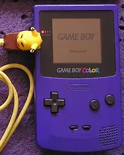Una Game Boy Color conectado con un cable link versión Pikachu.