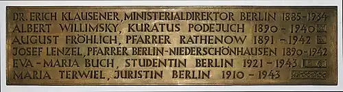 Una parte de una placa conmemorativa en recuerdo de los católicos de la Arquidiócesis de Berlín asesinados durante la guerra, en una cripta de la St. Catedral de Hedwig en Berlín.