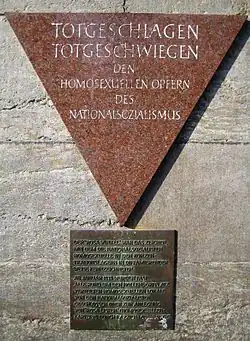En la estación de metro Nollendorfplatz de Berlín, una placa triangular rosa honra a las víctimas homosexuales.