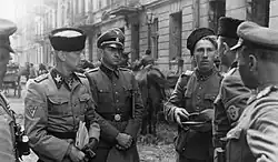El SS - Gruppenführer alemán Heinz Reinefarth , el "Carnicero de Wola" (izquierda, con un tocado cosaco ) con Jakub Bondarenko, comandante del regimiento de infantería cosaca de Kuban, Levantamiento de Varsovia.