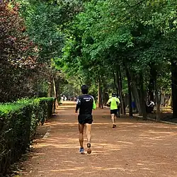 Gente corriendo en los viveros.