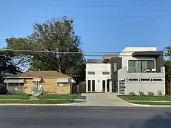 Casas viejas y nuevas una al lado de la otra en Dallas