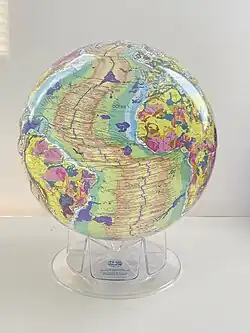 Globo terráqueo geológico (producido por la Comisión del Mapa Geológico del Mundo)