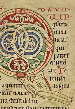 Claricia colgada de la letra Q