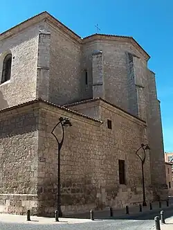 Ábside con los contrafuertes.