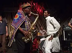 El saxofonista Getatchew Mekurya y el bailarín Melaku Belay en 2008.