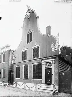 Kloksgevel de madera en Krommenie.