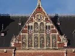 Hastial recto en la fachada norte del Rijksmuseum, Ámsterdam.