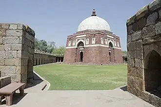 La tumba de Ghiyas-ud-Din (ca. 1325) en Delhi, es un ejemplo temprano de mausoleo indoislámico, una edificación cúbica con techo abovedado, paredes inclinadas y sobria decoración, muestra las características típicas del período Tughluq..