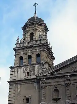 Remate de una de las torres desde el exterior.