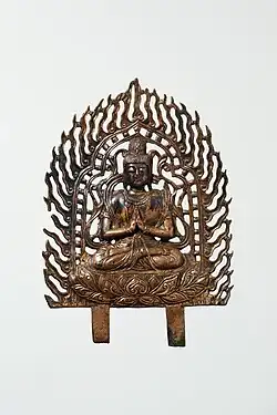 Silla unificada. Una de las diez placas de Buda excavadas en Wolji, Gyeongju. Dos puntales de diferentes longitudes se extienden desde la parte inferior del pedestal, lo que indica que la placa alguna vez estuvo fijada en algo.