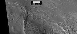 Posible morrena al final de un antiguo glaciar sobre un montículo en la región Deuteronilus Mensae, visto por HiRISE, bajo el programa HiWish. La ubicación de esta imagen es el cuadro etiquetado A en la imagen anterior.