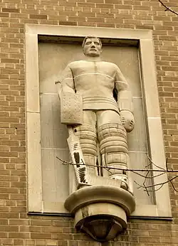 Bajorrelieve de Elizabeth Wyn Wood de de un portero de Hokkey sobre hielo (Goaltender) en la Ryerson University de Toronto.