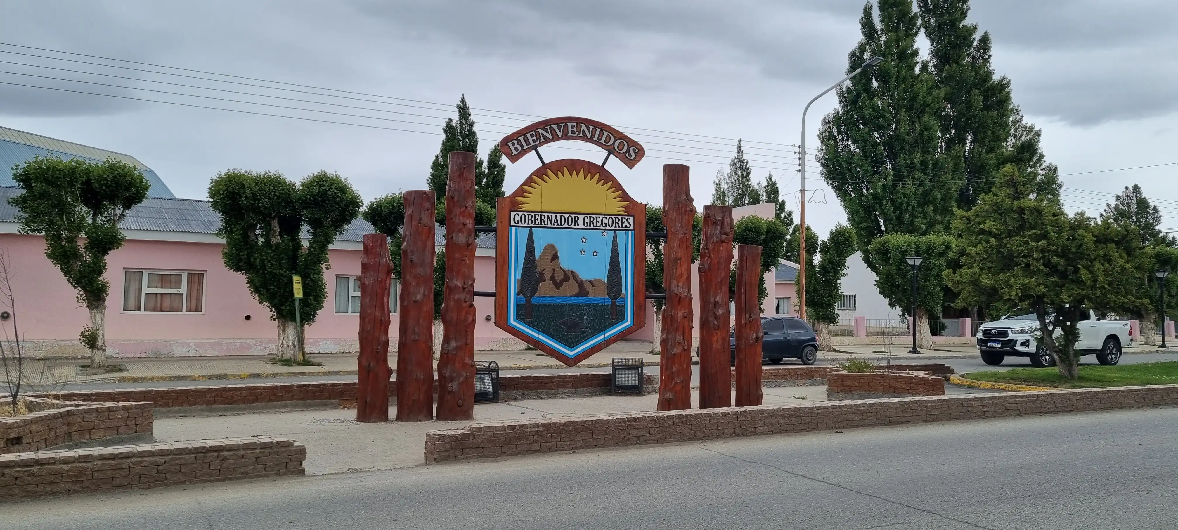 Escudo emplazado en la avenida principal