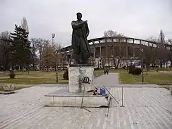 Estatua de Goce Delčev en el exterior.