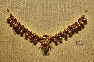 Collar de oro del siglo V&nbsp;a.&nbsp;C. Museo Arqueológico Nacional de Atenas.
