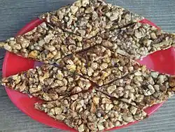 Bocadillo georgiano Gozinaki hecho de nueces tostadas y miel