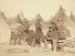 Indios lakota supervivientes de la masacre.