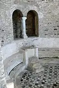 Pavimento de cosmatesco del Synthronon de Santa María de Gracia (Grado).[56]​