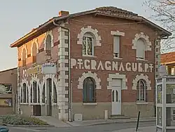 La oficina de correos.