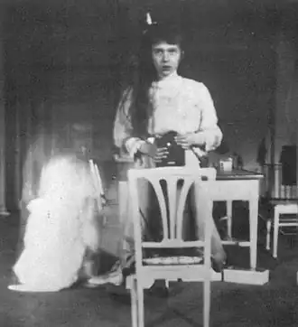 La gran duquesa Anastasia Nikoláyevna de Rusia, de 13 años, realiza en 1914 uno de los primeros autorretratos de adolescentes.