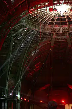 El interior del Gran Palacio de París artísticamente iluminado durante la edición de 2005.
