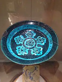 Plato grande con tonos turquesa de 1468-1469 encontrado en Iran