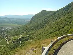 Más abajo, las primeras curvas del ascenso desde Culoz.