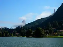Lago Comary en Teresópolis, con el Escalavrado y los Dedos de Dios al fondo
