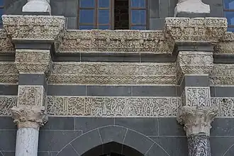 Detalles de la fachada del patio oriental decorada en la Gran Mezquita de Diyarbakir