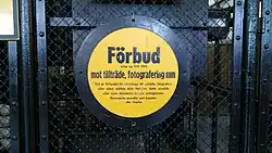 Una señal de advertencia en la entrada