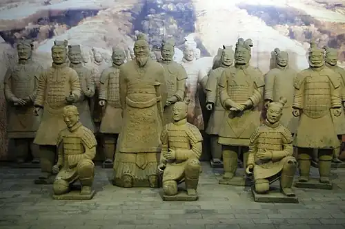 Un grupo de guerreros de terracota con oficiales.