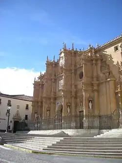 Catedral de Guadix. En el lugar donde se asienta, existió en el siglo&nbsp;X una iglesia hispanovisigoda, Sede Diocesana creada por San Torcuato